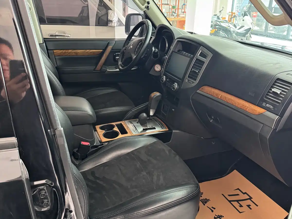 Mitsubishi Pajero (Import) 2019 3.0L Auto Standard Version фото 6