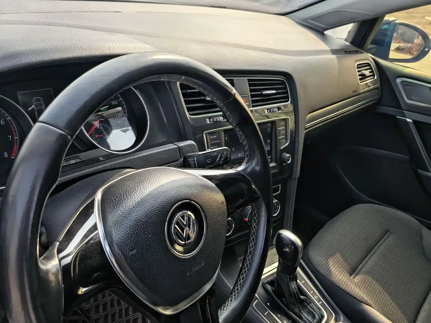 Volkswagen Golf 2017 230TSI Auto Comfort Millionth Anniversary Edition фото 10
