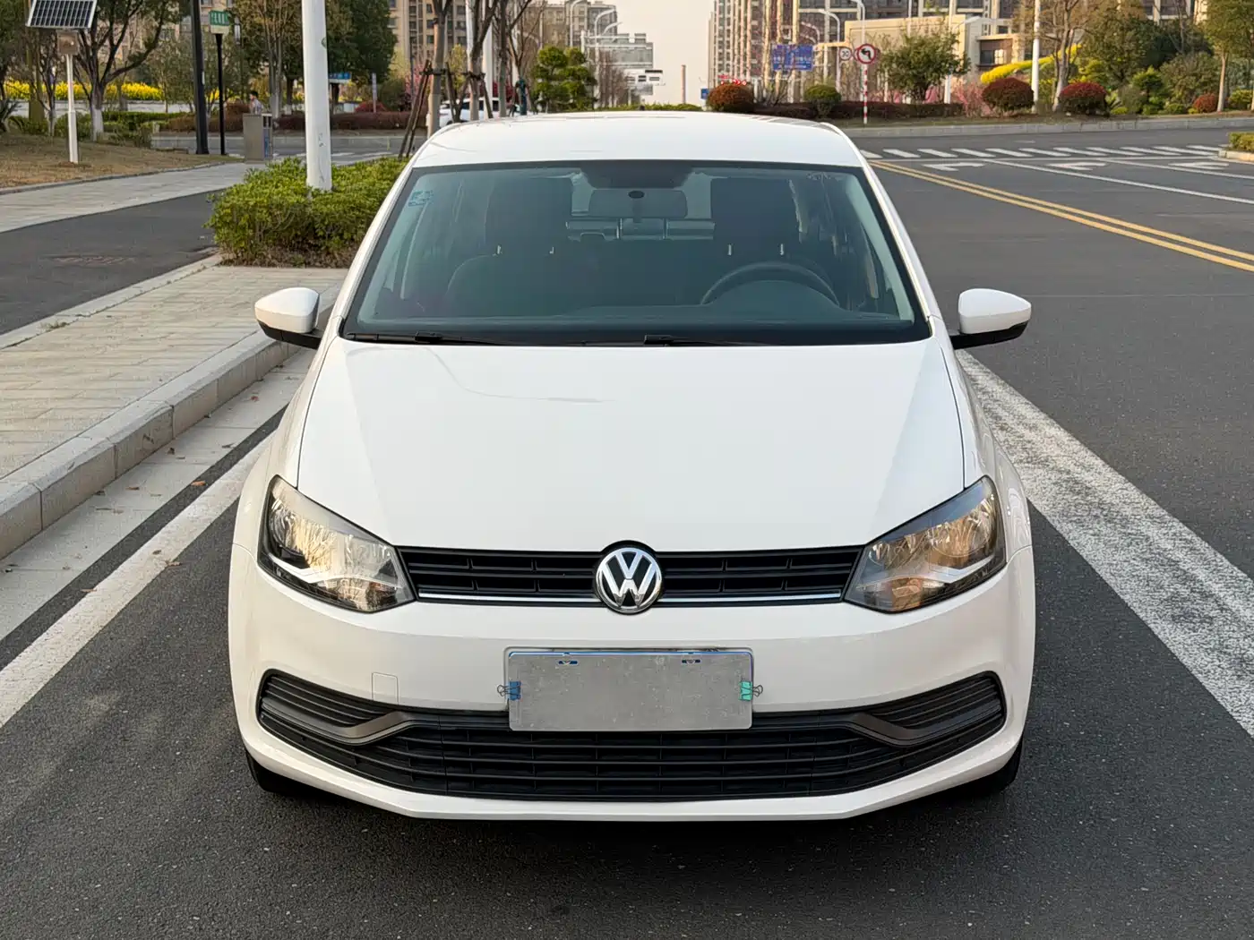 Volkswagen Polo 2016 1.4L Automatic Trend фото 2