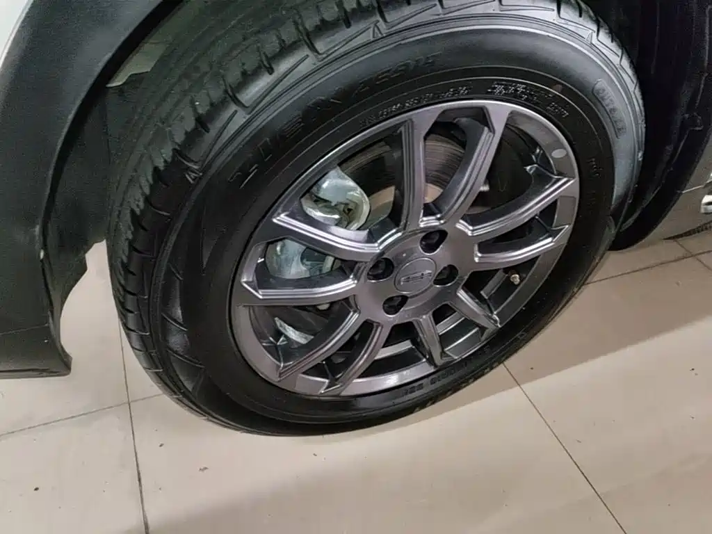 Фото 23 - Geely Vision X3