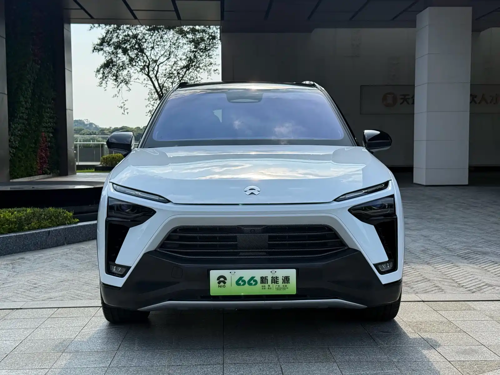 Фото 2 - NIO ES8