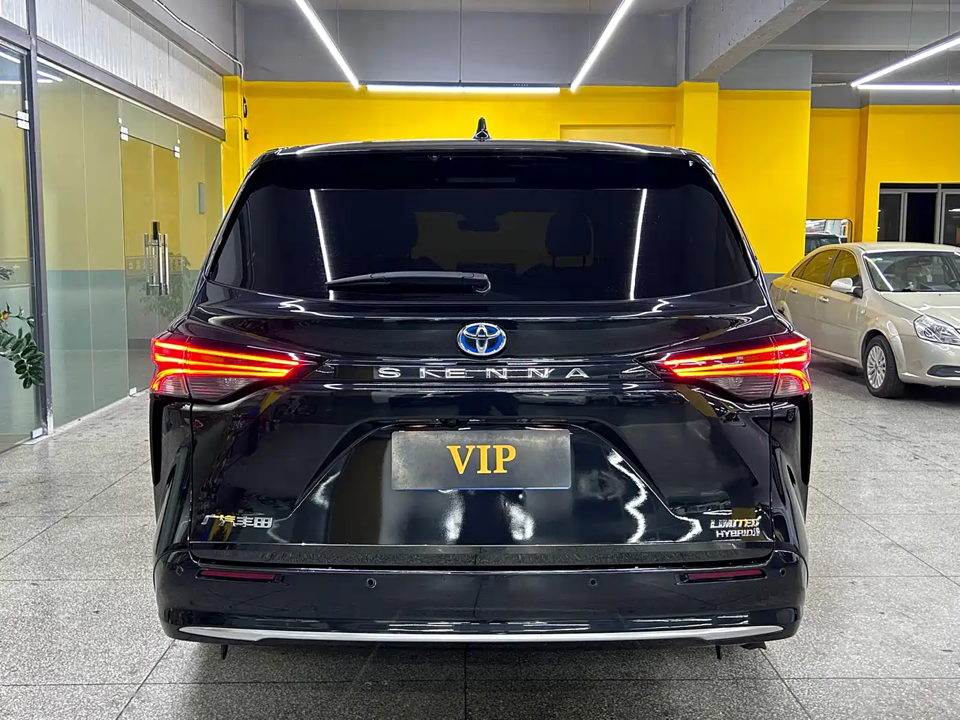 Toyota Sienna 2023 2.5L Hybrid Premium Edition фото 13