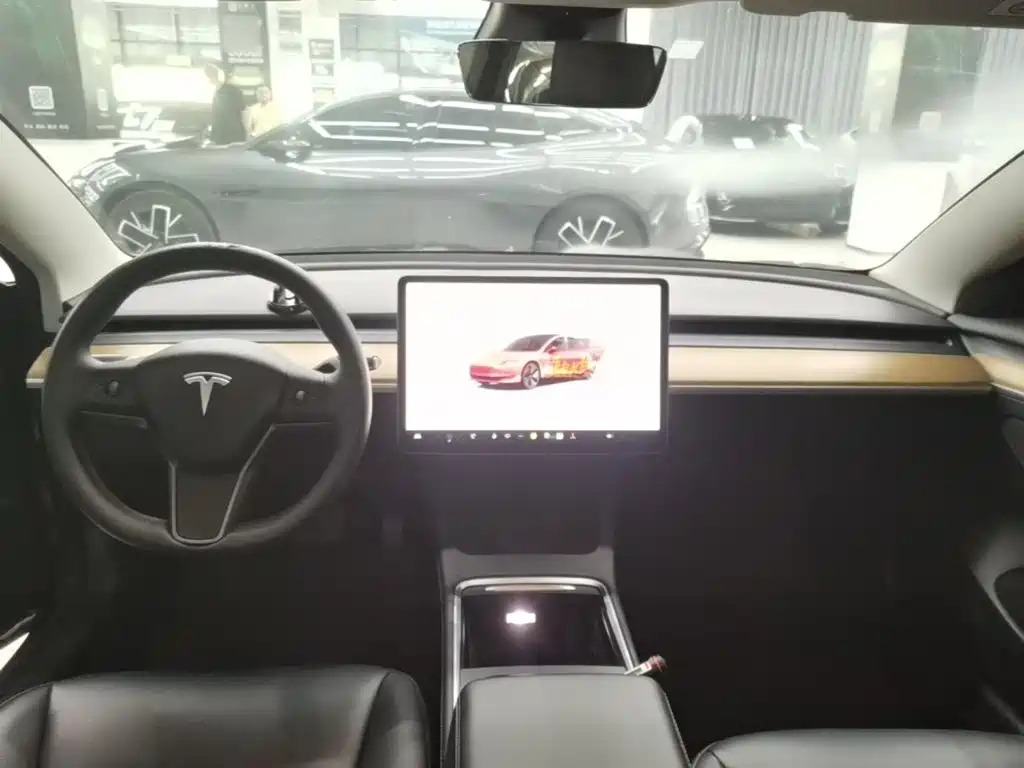 Фото 10 - Tesla Model 3
