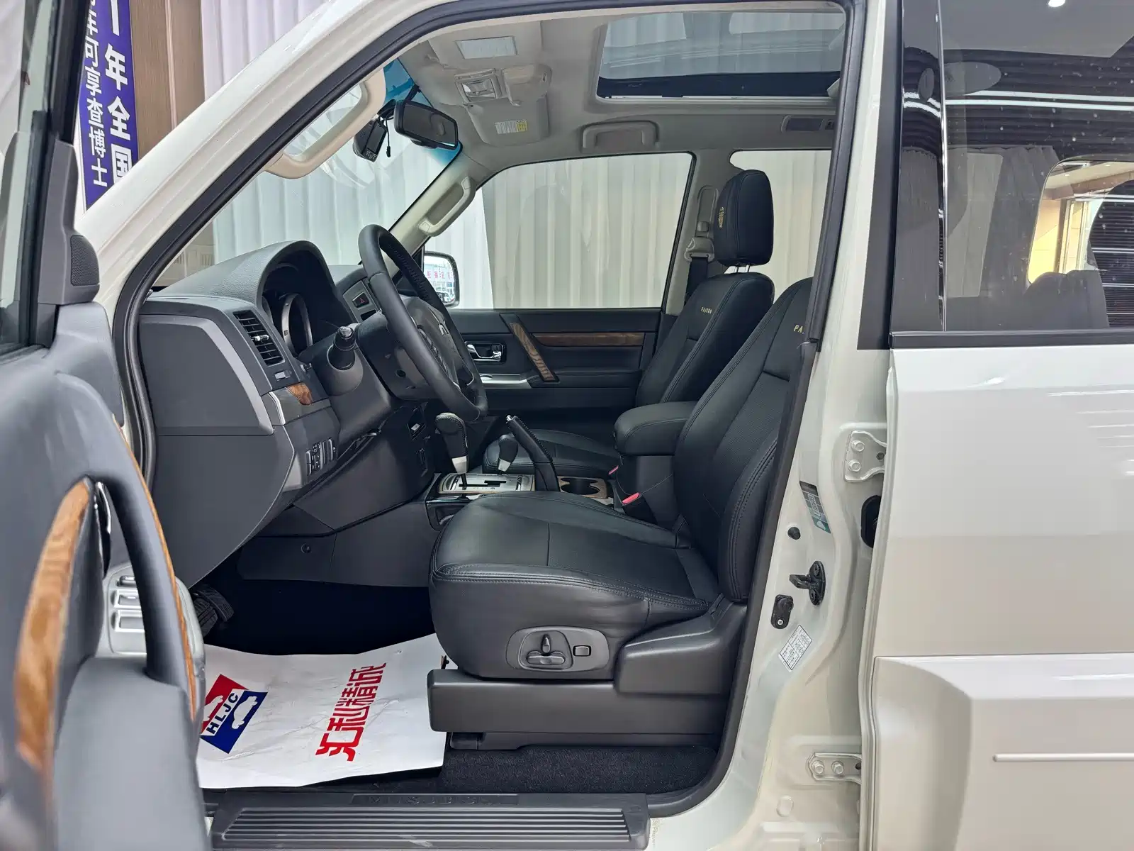 صورة 7 - Mitsubishi Pajero (Import)
