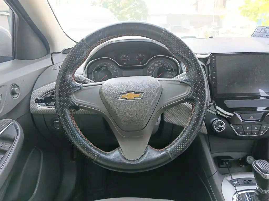 Photo 11 - Chevrolet Cruze