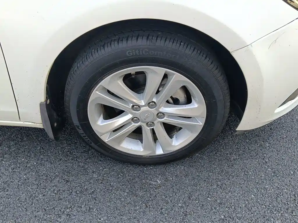 Photo 8 - Chevrolet Cruze