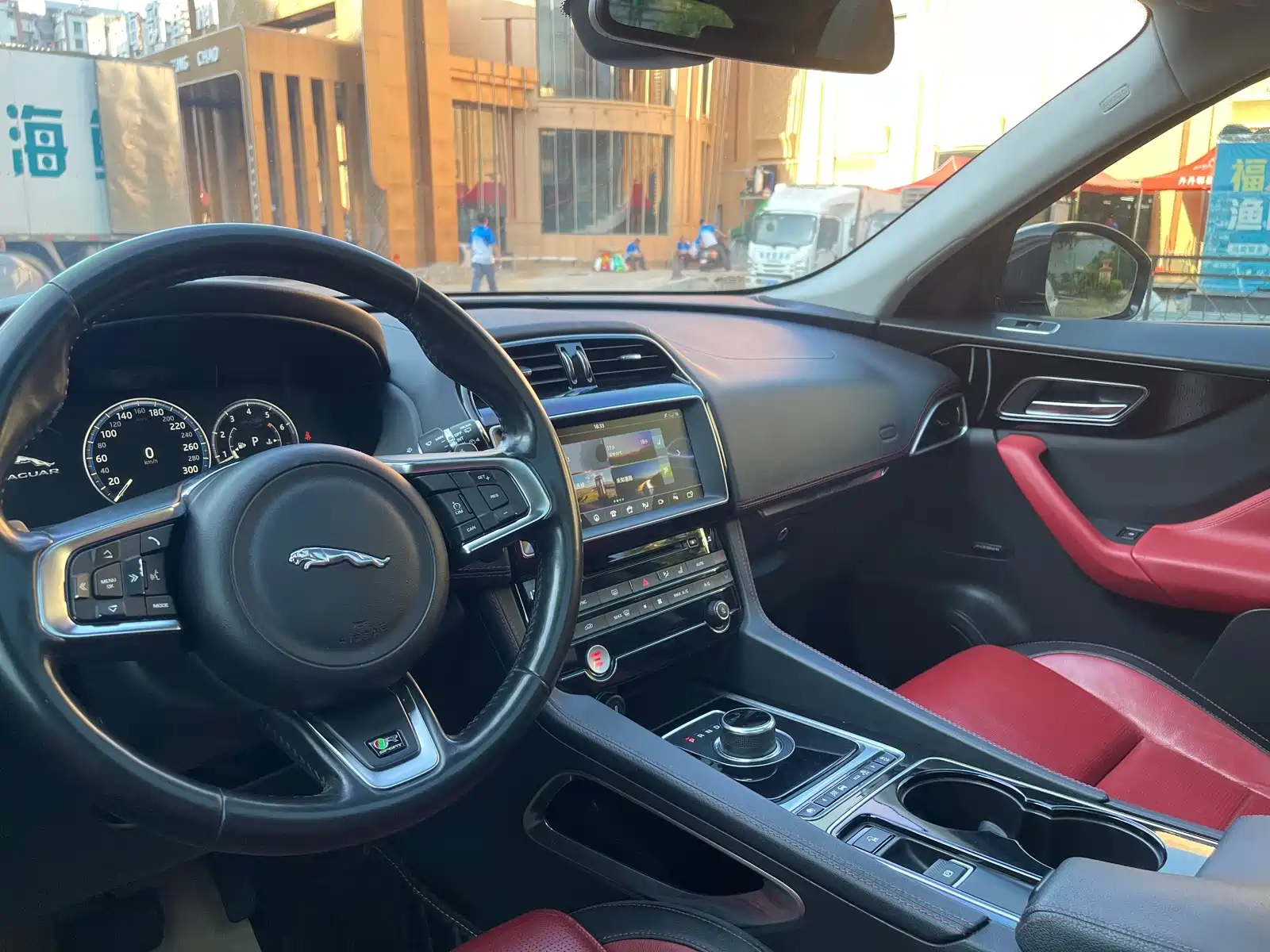 Фото 16 - Jaguar F-PACE