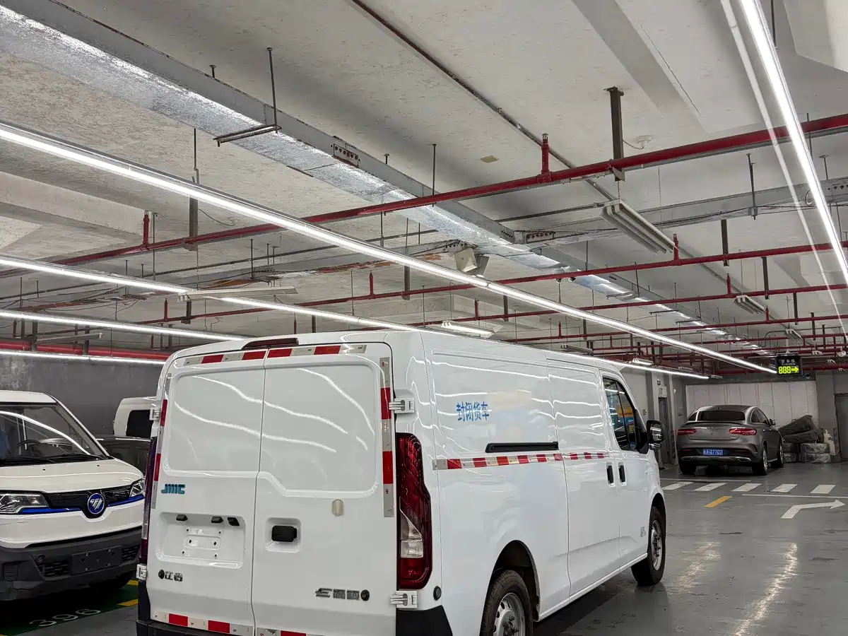 Jiangling E-Fushun 2025 2025 Model Blind Window Version 50.38kWh Medium Wheelbase Low Roof 3.0T