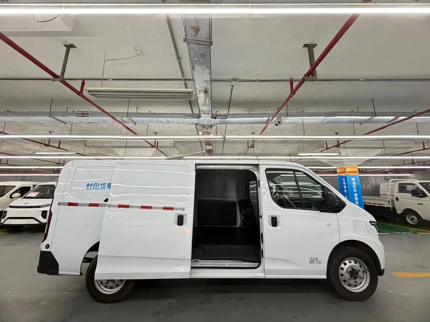 Jiangling E-Fushun 2025 2025 Model Blind Window Version 50.38kWh Medium Wheelbase Low Roof 3.0T