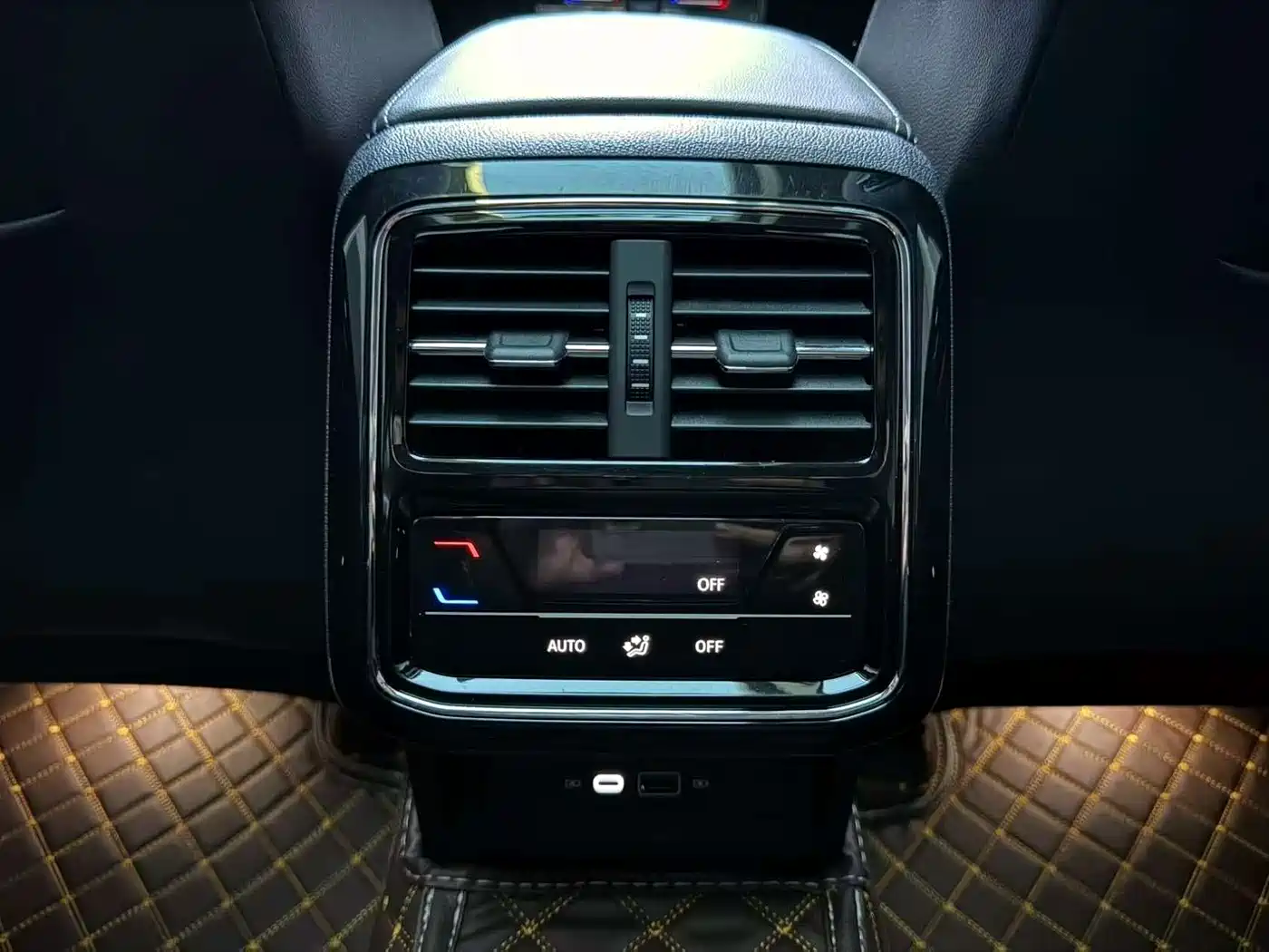Volkswagen Passat 2022 330TSI Starlight Luxury Edition фото 16