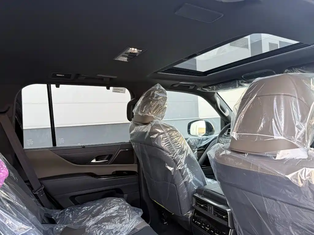 Фото 30 - Lexus LX