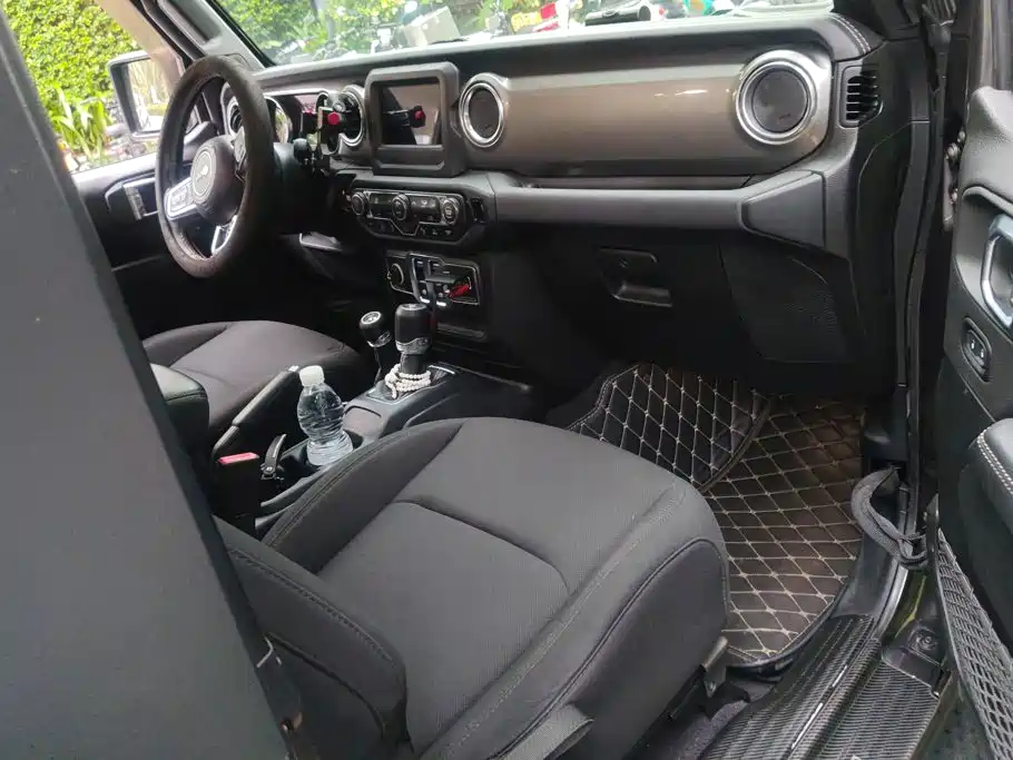 Photo 8 - Jeep Wrangler