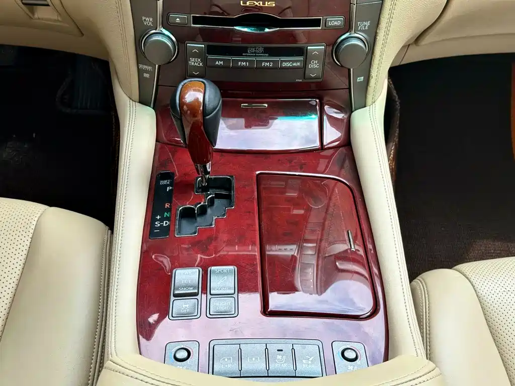 Фото 21 - Lexus LS