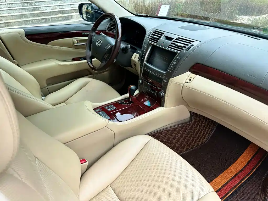 Фото 12 - Lexus LS