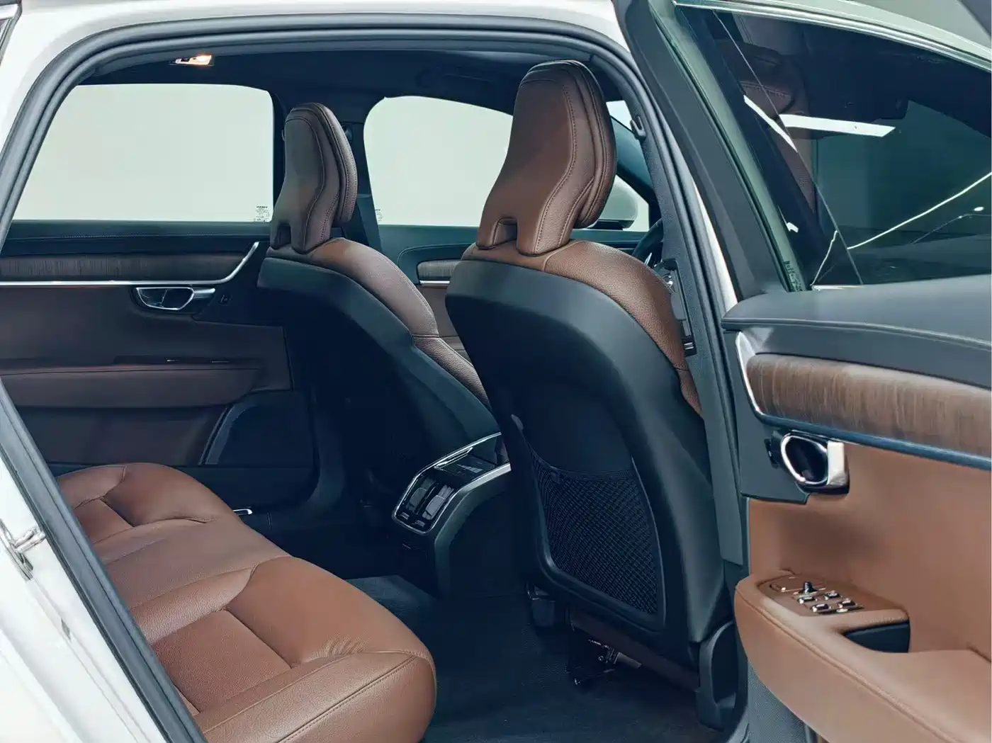 Фото 10 - Volvo S90