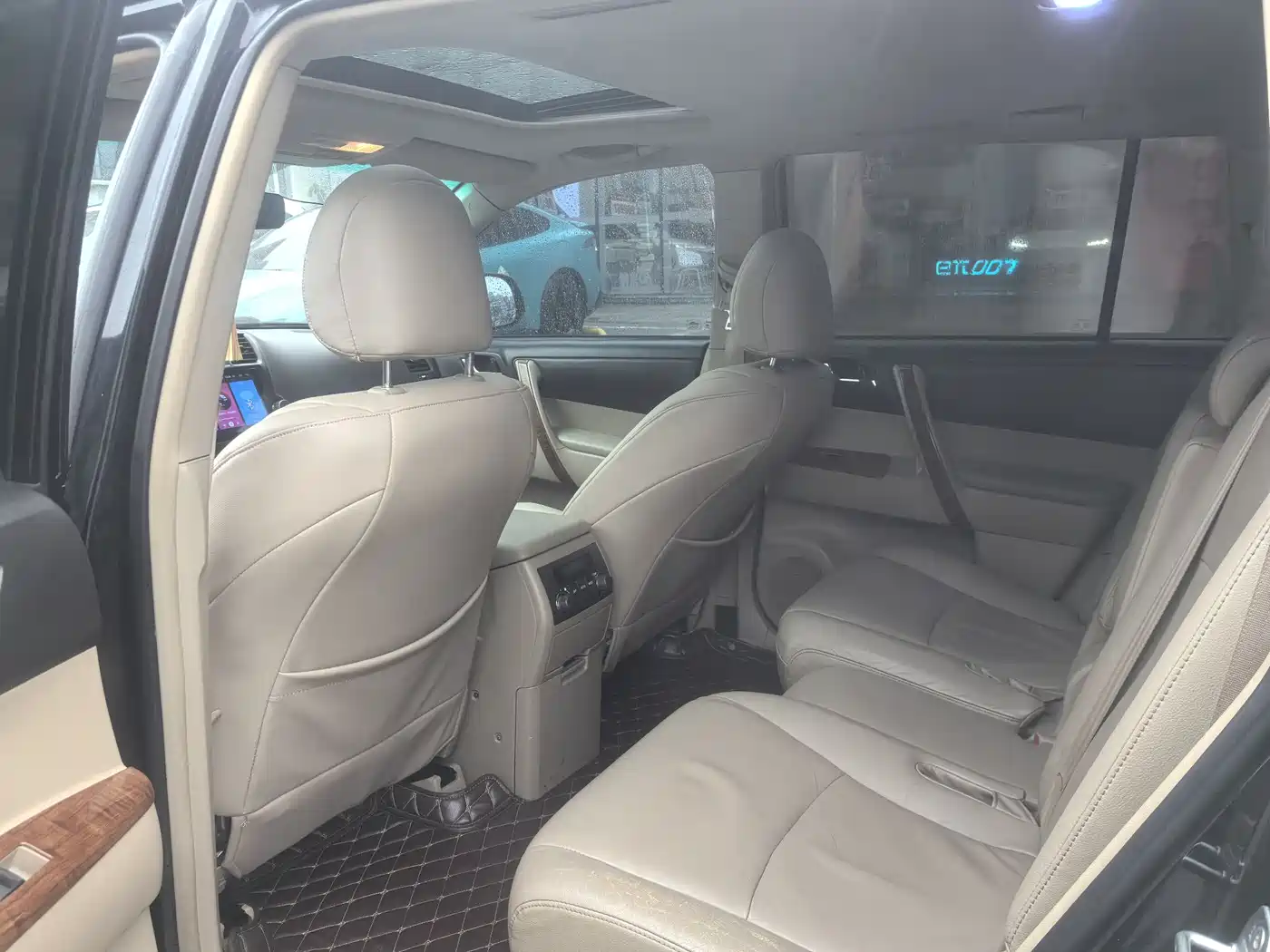 Toyota Highlander 2011 2.7L 2WD 7-seat Luxury фото 5