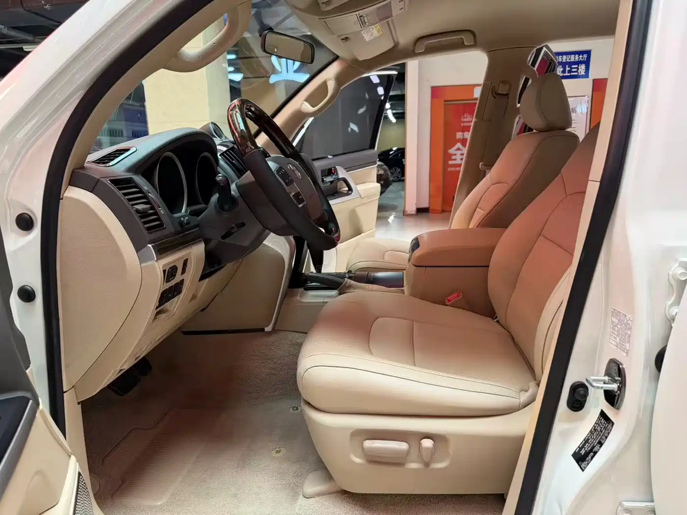 Toyota Land Cruiser (Import) 2015 4.0L V6 Middle East Low Configuration Edition фото 13