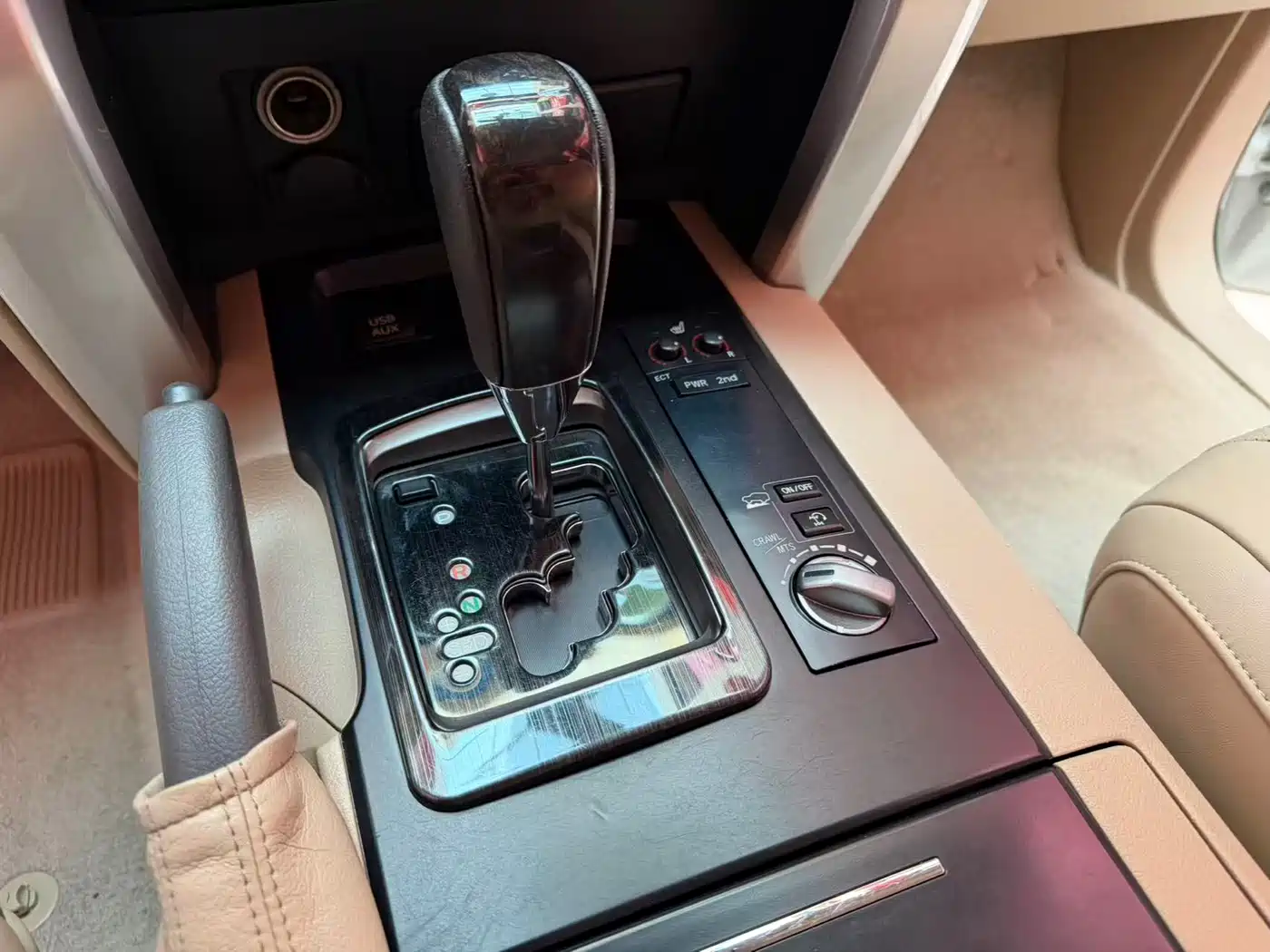 Toyota Land Cruiser (Import) 2015 4.0L V6 Middle East Low Configuration Edition фото 17