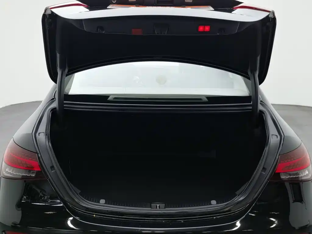Mercedes-Benz E-Class, миниатюра 16