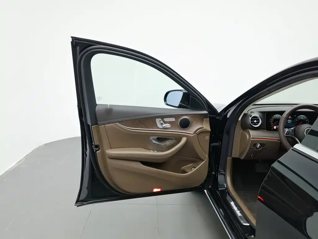 Mercedes-Benz E-Class, миниатюра 8