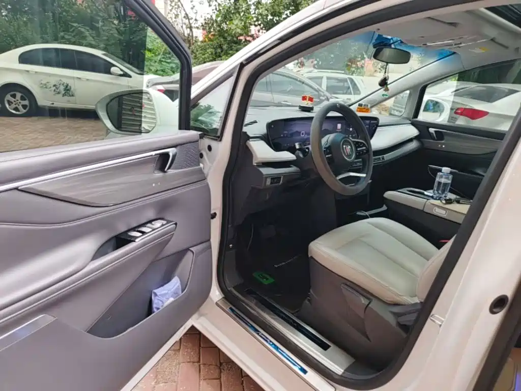 Фото 16 - Buick GL8