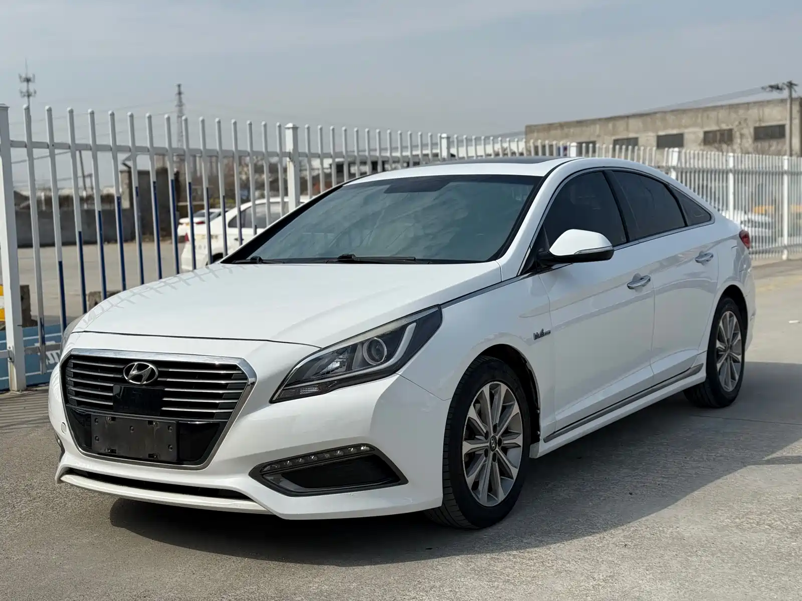 Photo 2 - Hyundai Sonata
