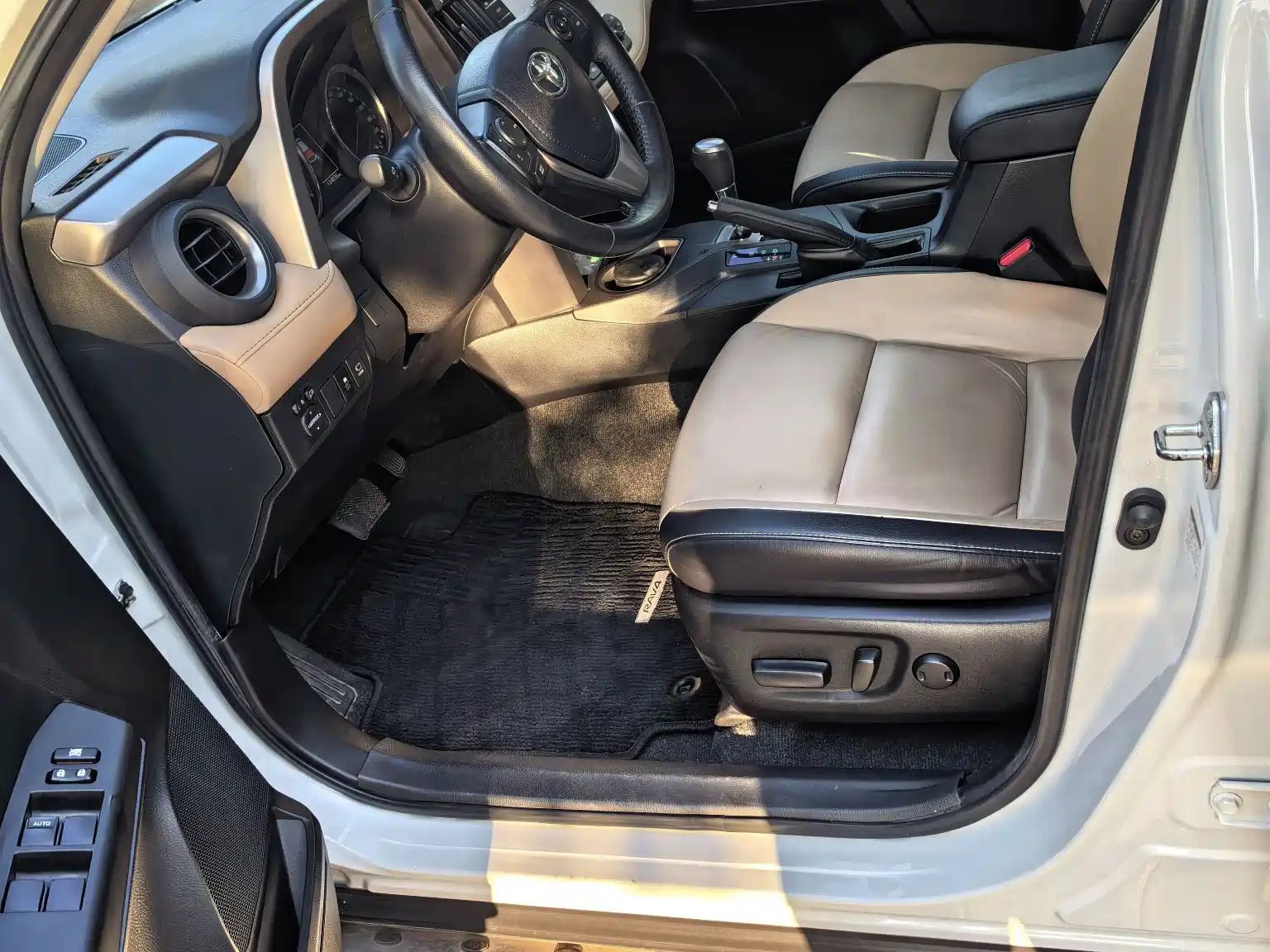 Photo 4 - Toyota RAV4