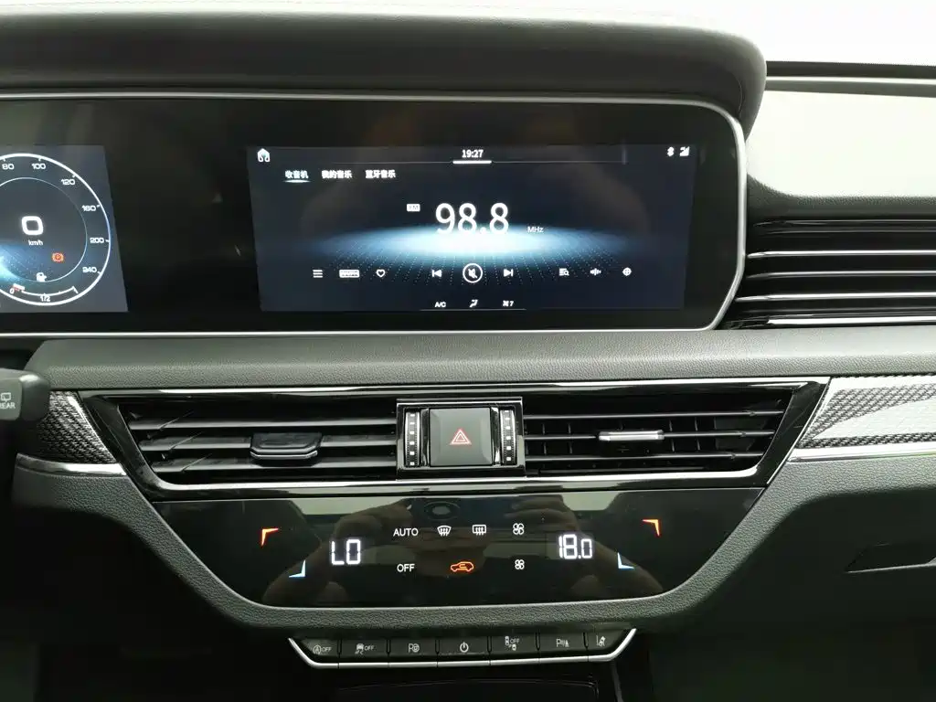 Фото 12 - Hongqi HS5