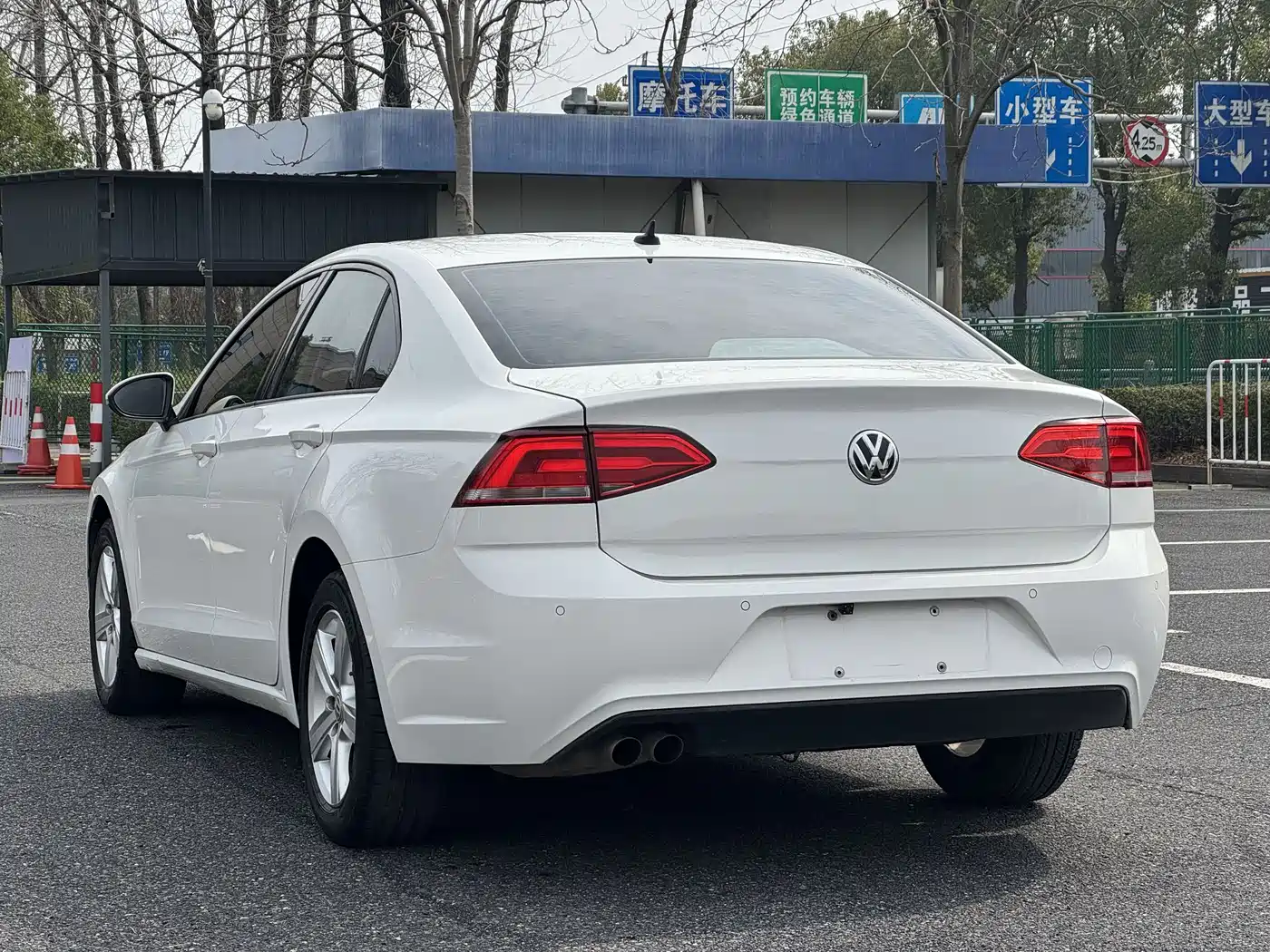 Volkswagen Lamando 2017 230TSI DSG Trend Edition фото 3