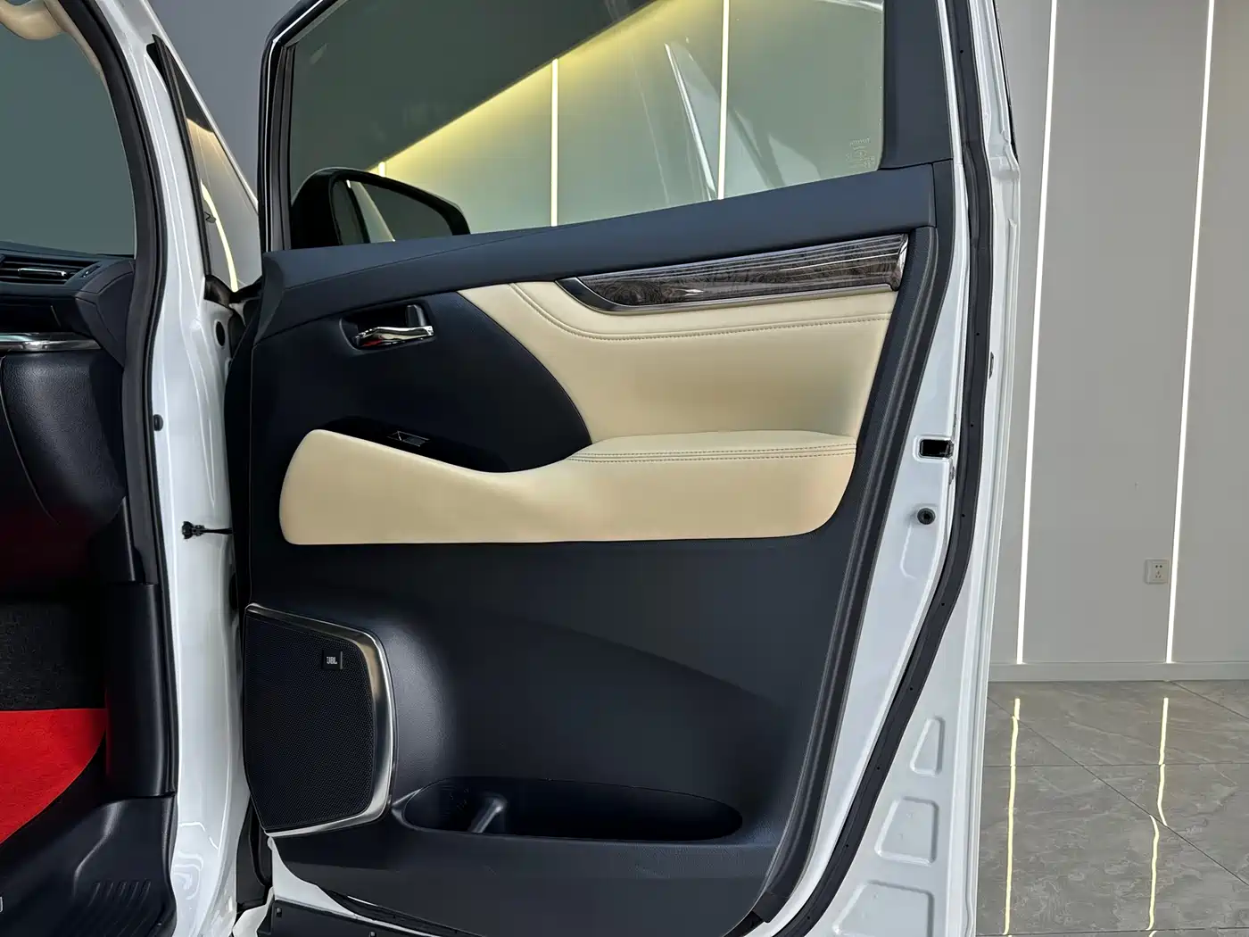 Toyota Alphard 2021 Hybrid 2.5L Premium фото 26
