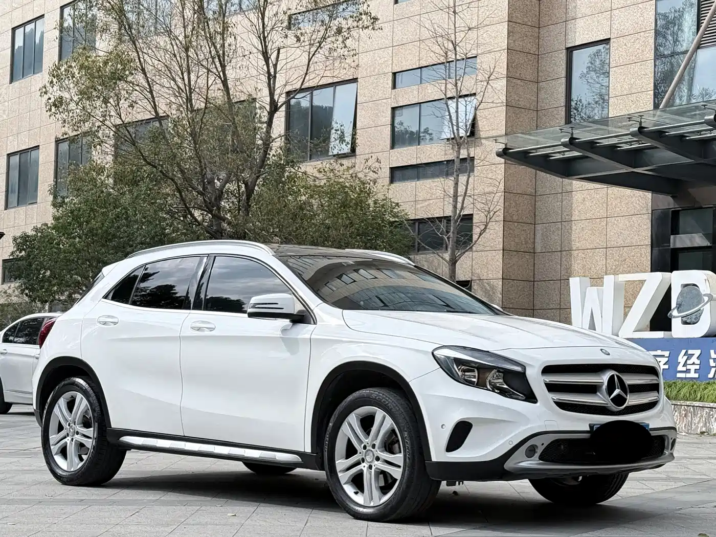 MERCEDES-BENZ GLA