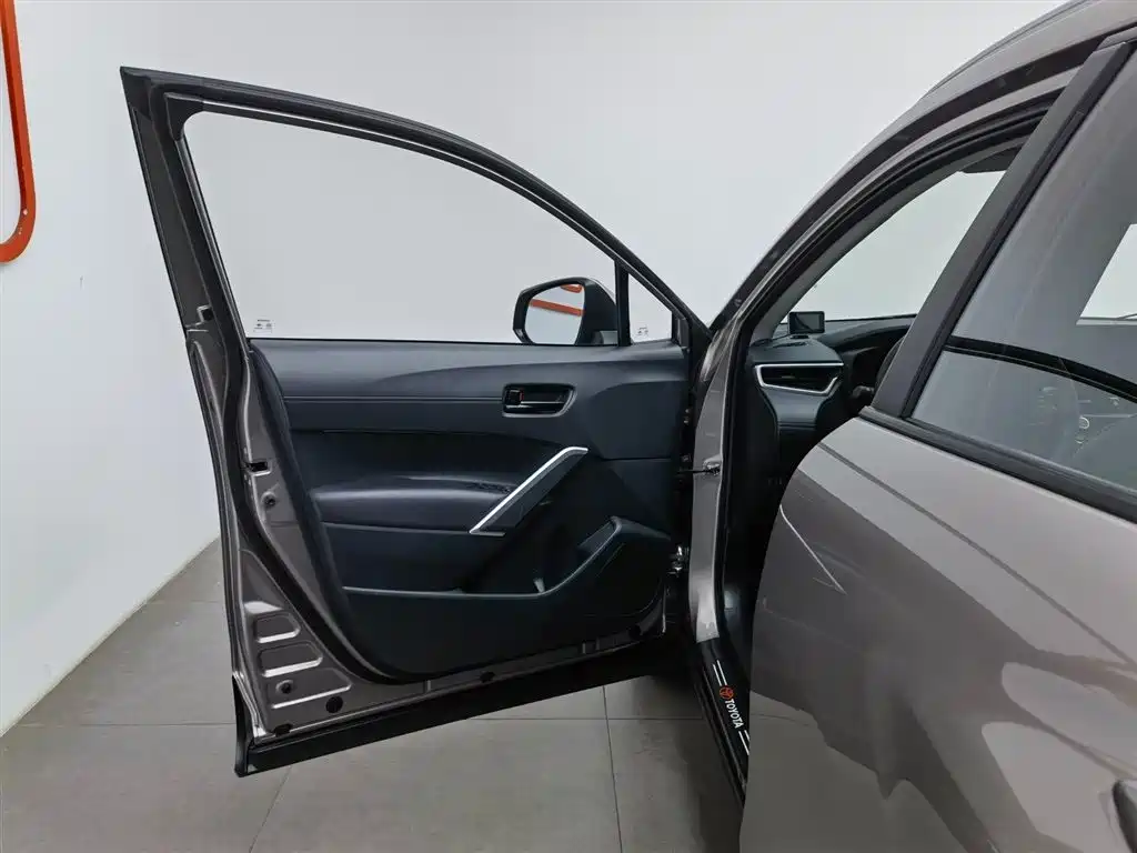 Toyota Frontlander 2023 2.0L CVT Luxury Edition фото 24