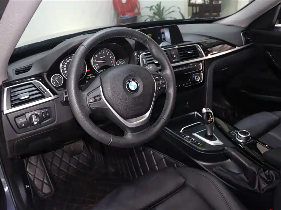 BMW 3 Series GT 2019 320i Fashion Model фото 9
