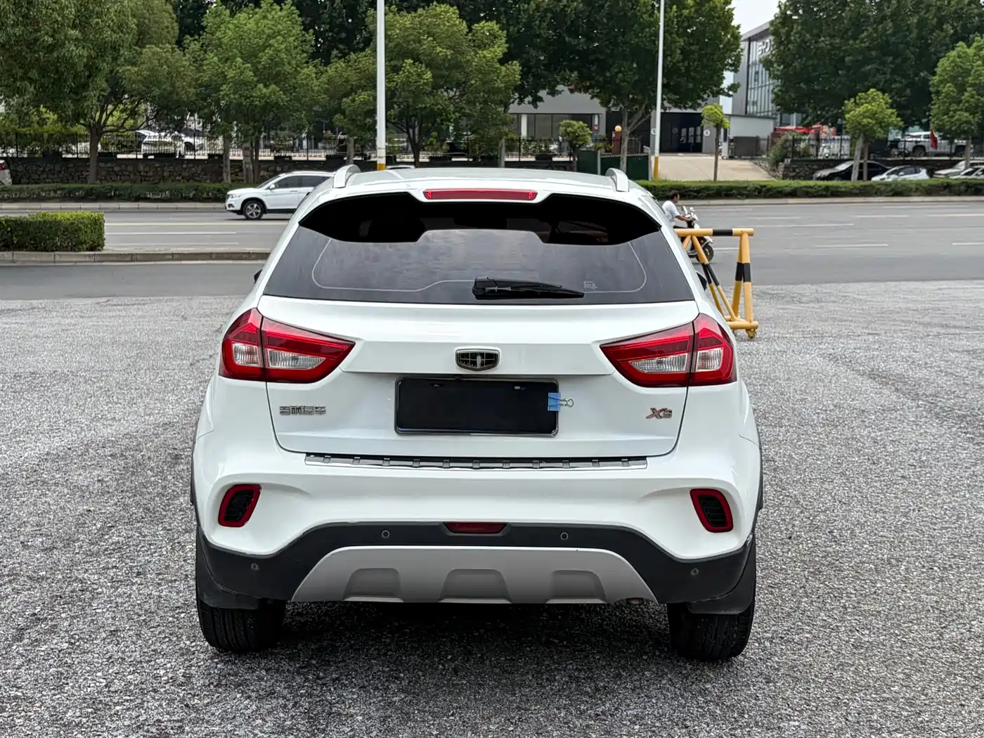 Фото 8 - Geely Vision X3