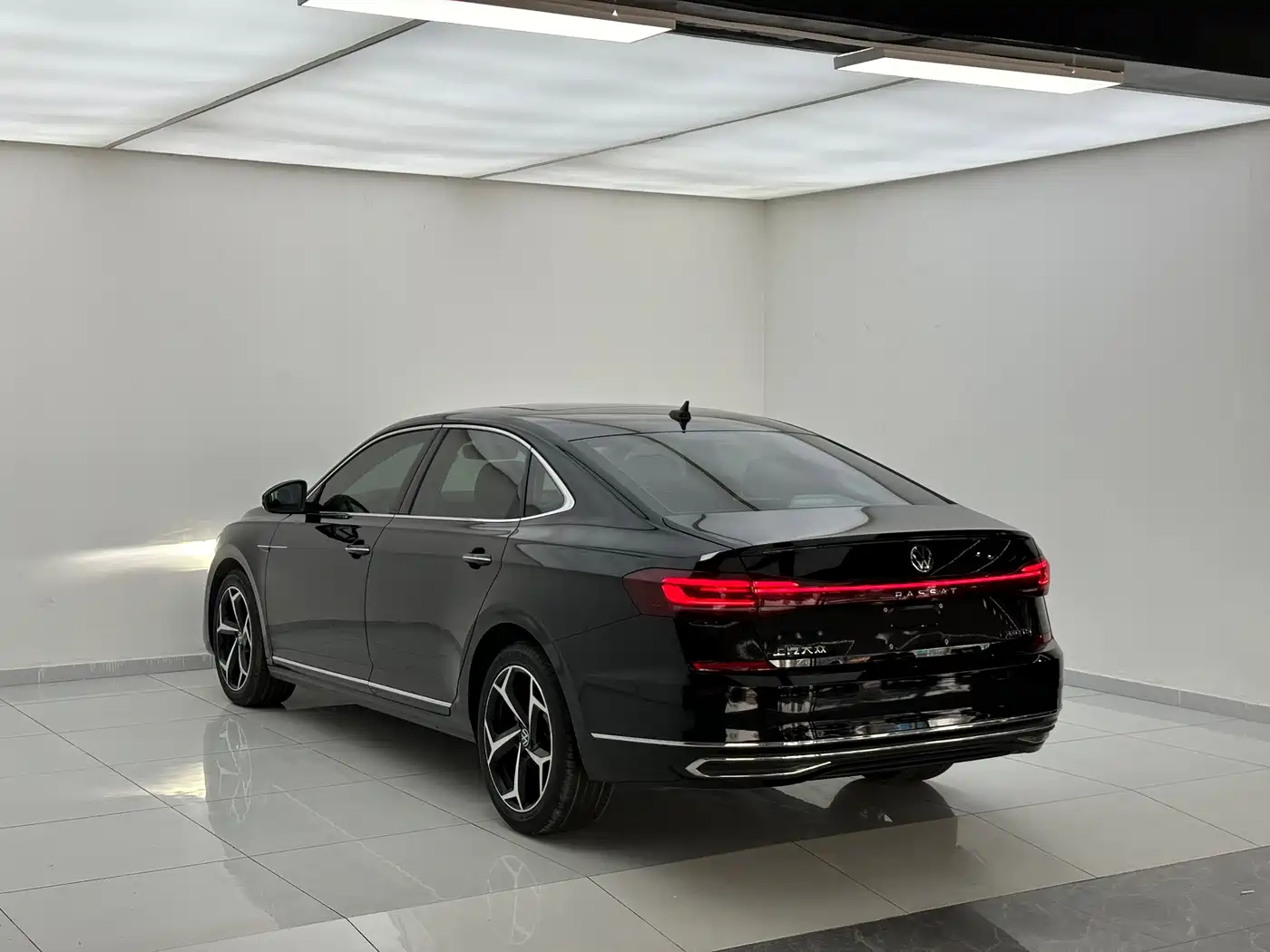 Volkswagen Passat 2023 330TSI Starlight Premium Edition фото 9