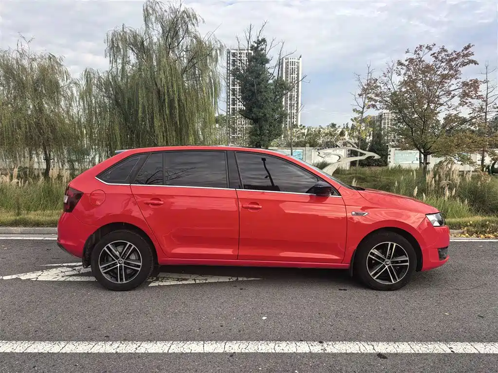 Škoda Skoda Rapid Spaceback 2016 Facelift 1.6L Automatic Smart Edition фото 12