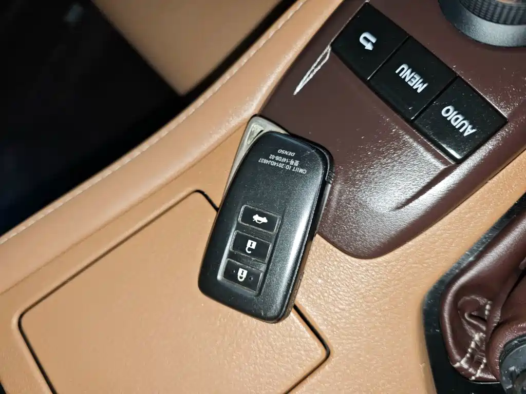 Фото 9 - Lexus ES