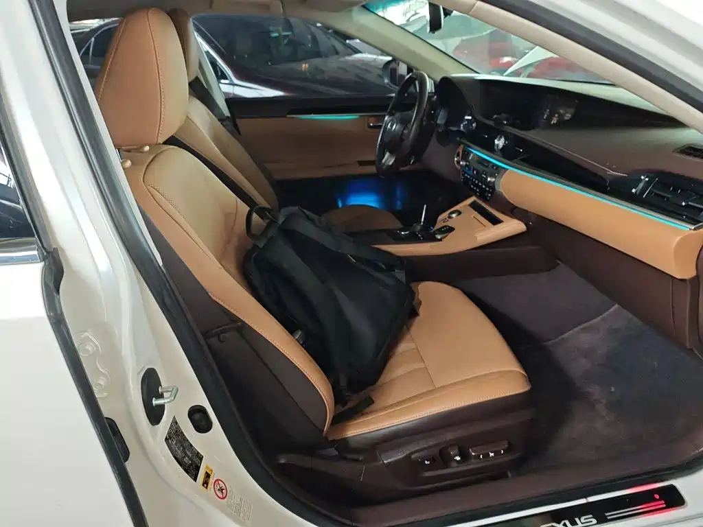 Фото 25 - Lexus ES