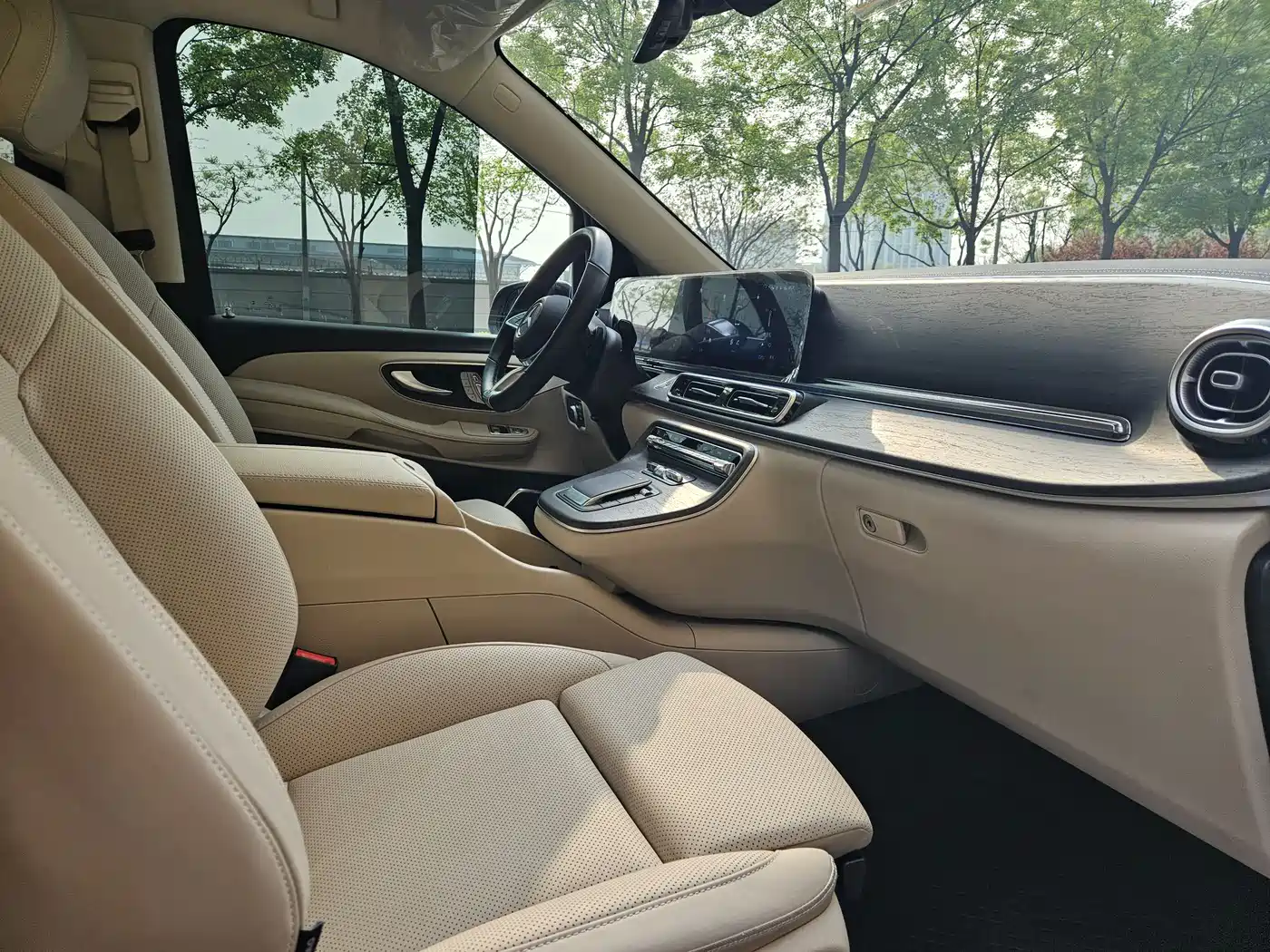 Mercedes-Benz V-Class 2024 V 300 L Long Wheelbase Luxury Edition фото 9