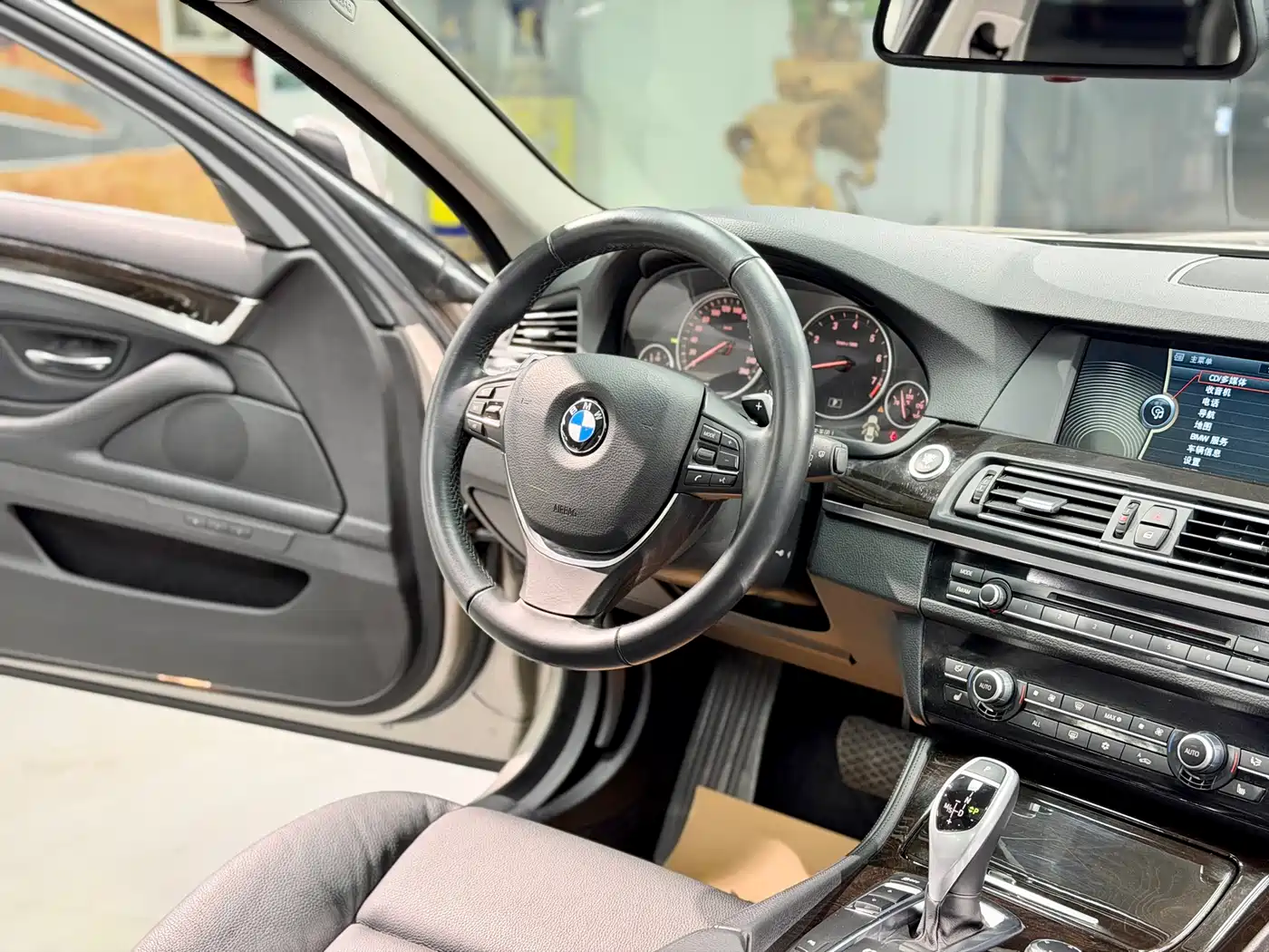 BMW 5 Series (Import) 2011 535i Luxury Sport фото 14
