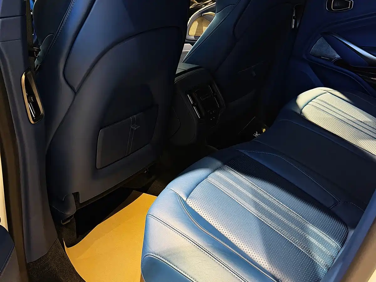 Фото 4 - Aston Martin DBX