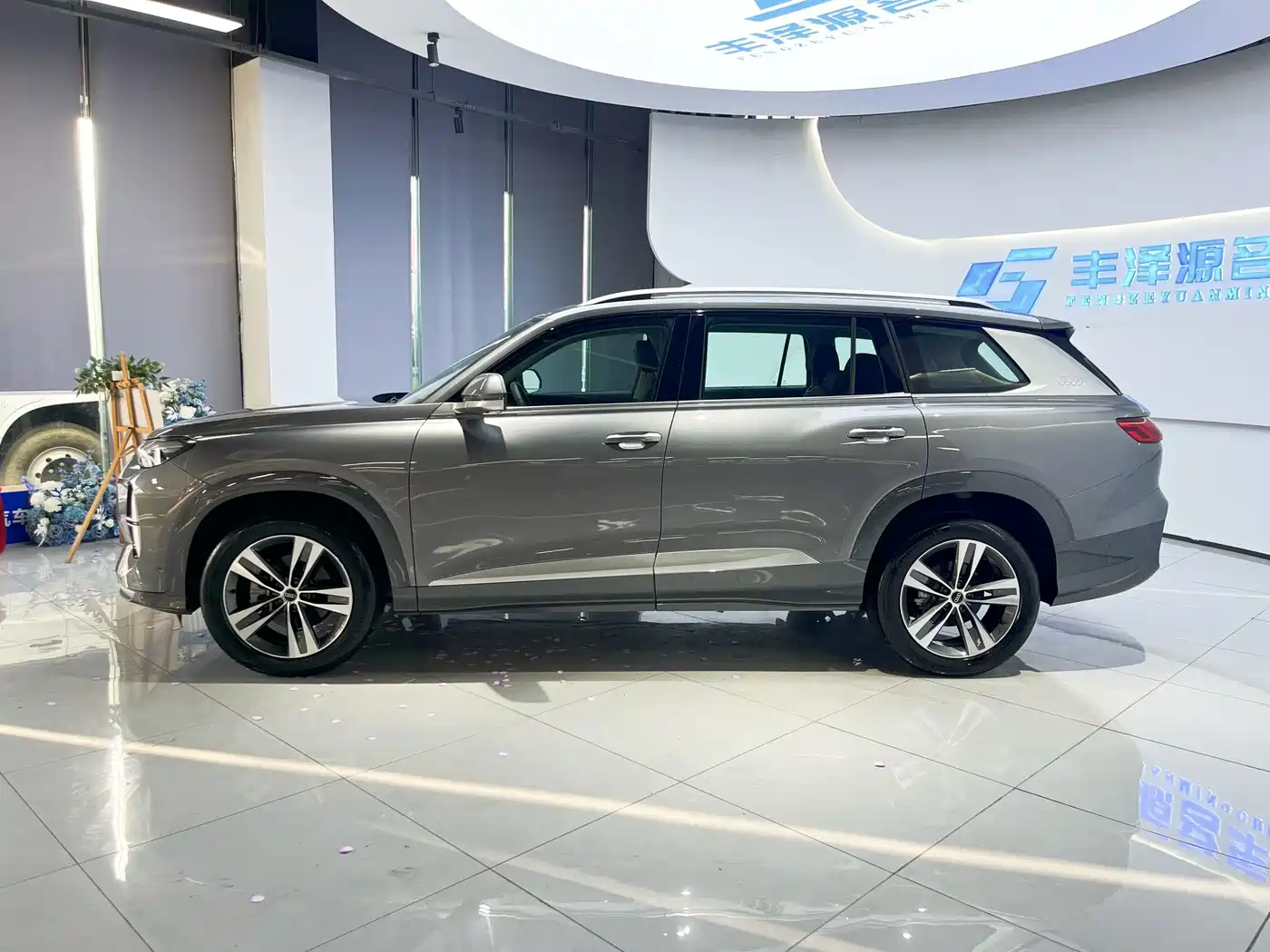 Audi Q6 2023 2023 45 TFSI quattro Uniform Cloud Yulin Package