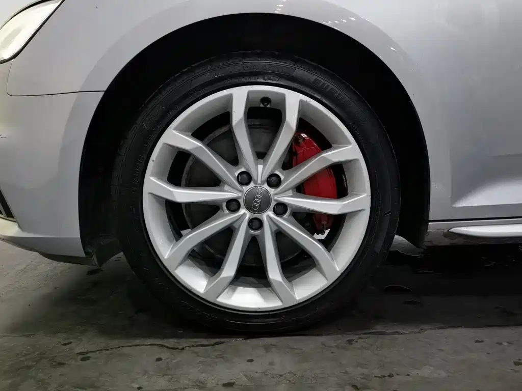 Фото 17 - Audi A4L