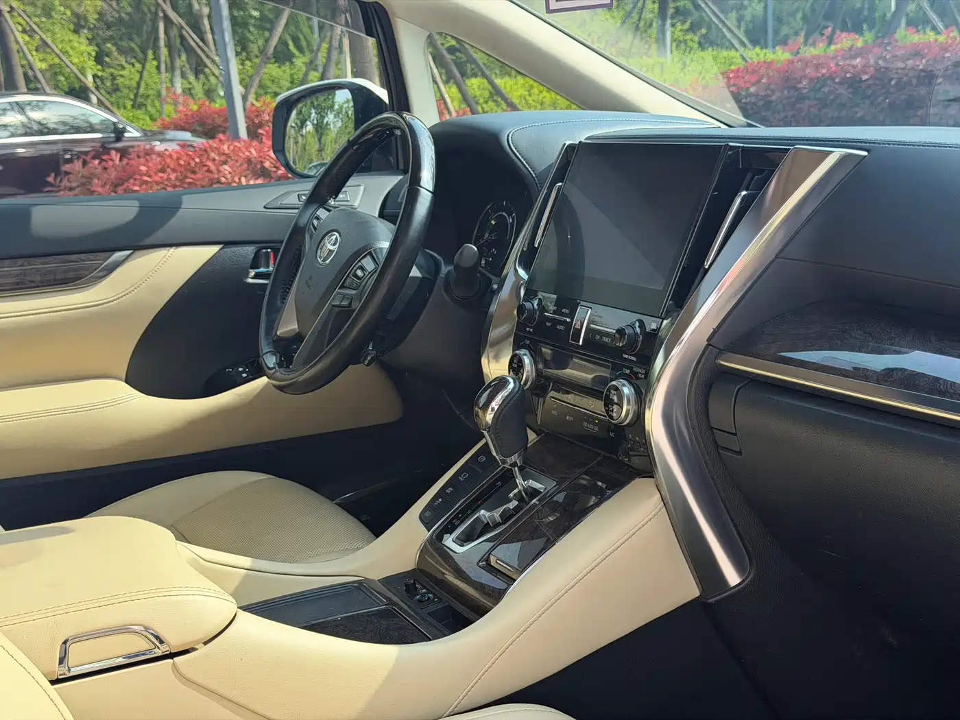 Toyota Alphard 2021 Hybrid 2.5L Premium фото 23