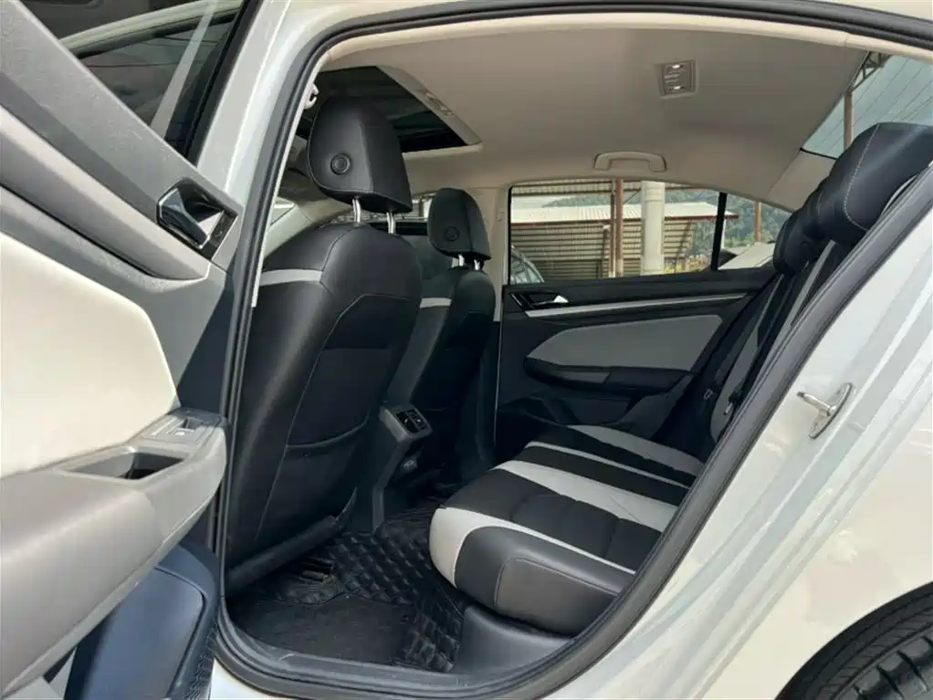 Volkswagen Bora 2023 300TSI DSG Premium Edition фото 10