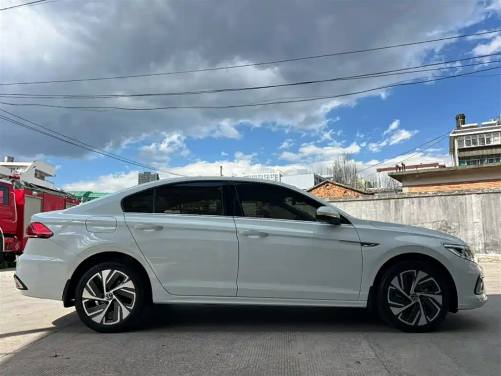 Volkswagen Bora 2023 300TSI DSG Premium Edition фото 3