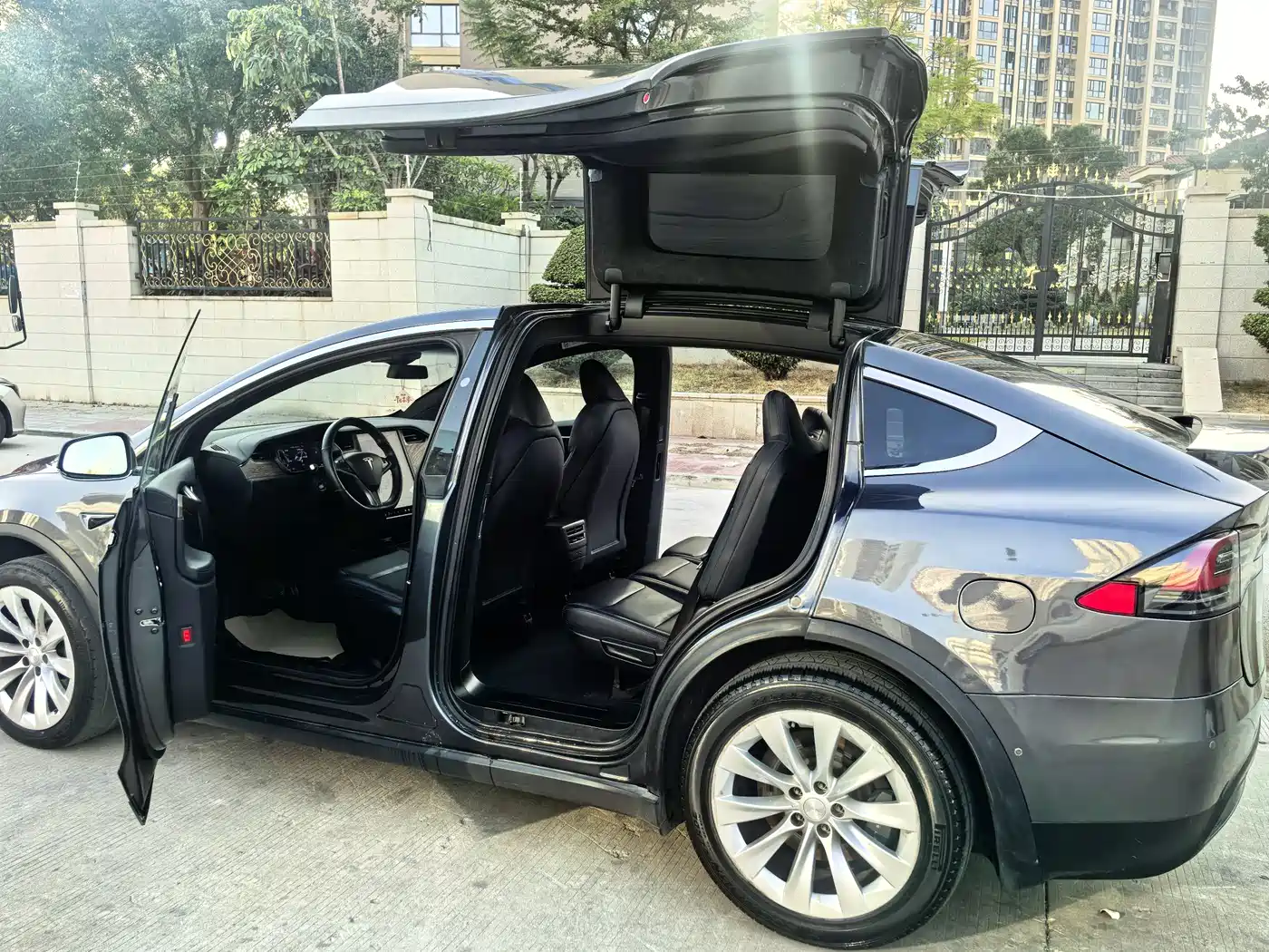 TESLA MODEL X