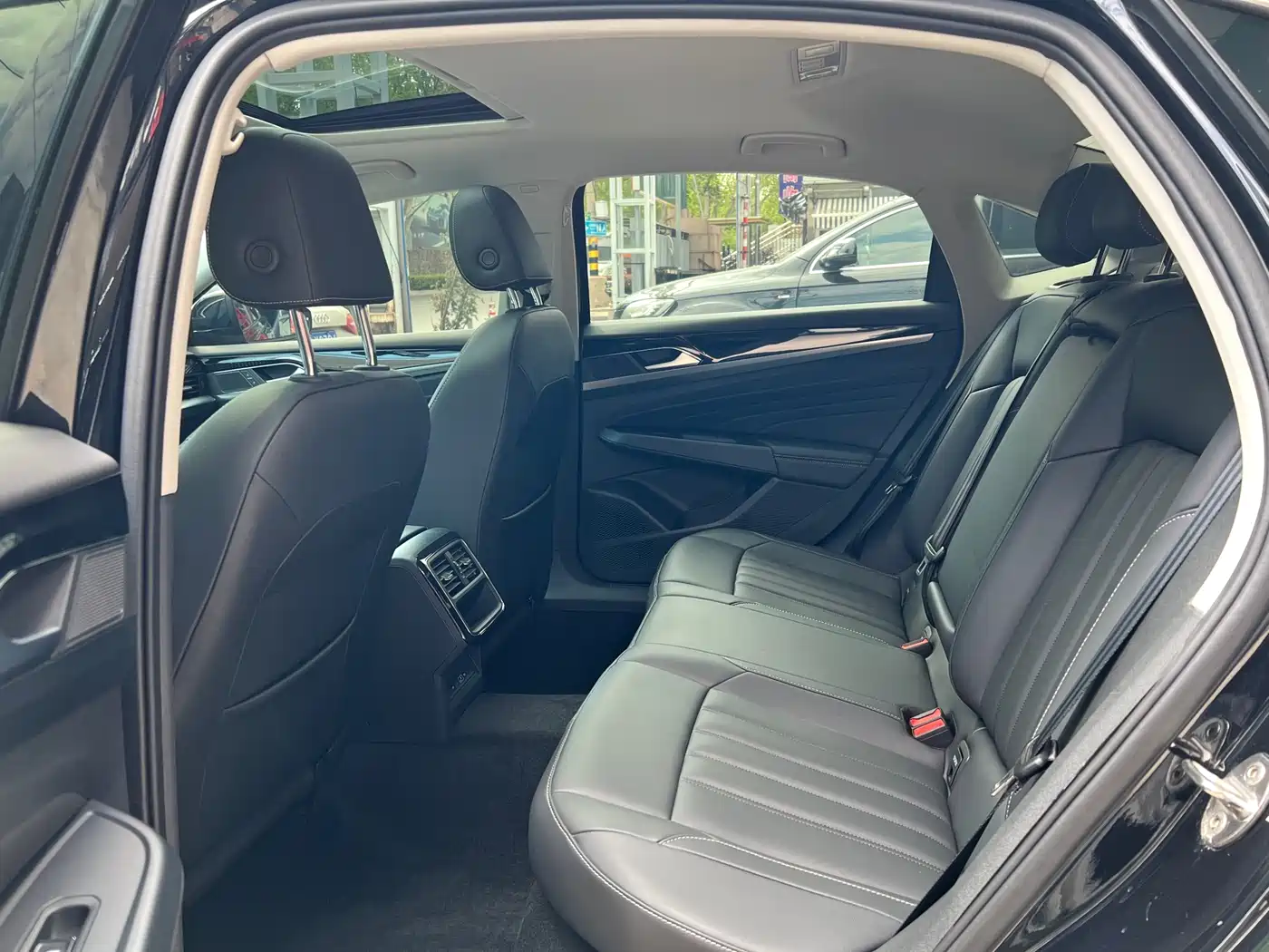 Volkswagen Passat 2024 280TSI Business Edition фото 12