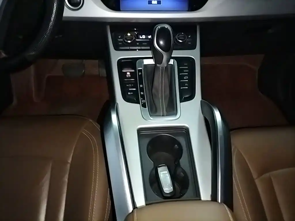Фото 14 - Geely Atlas