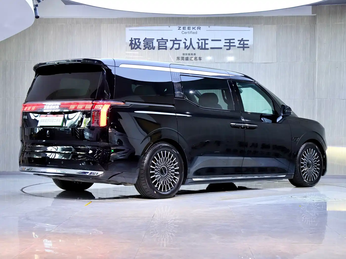 ZEEKR 009 2025 2024 6-seat Executive AWD 108kWh